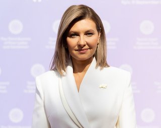 Олена Зеленська в елегантному білому образі зустрічала гостей на Саміті перших леді та джентельменів