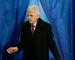 Литвин по результатам обработки 35% протоколов уверенно побеждает в своем округе