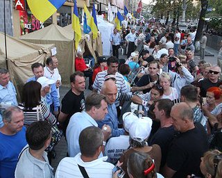Под Высшим спецсудом собрались сторонники Тимошенко