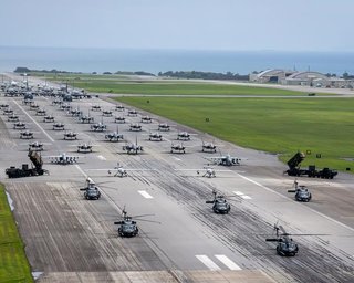 "Прогулка слона" для Китая: США устроили устрашающее авиашоу на Окинаве (видео)