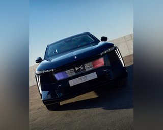Розкішний офіс на колесах: як виглядає новий президентський позашляховик Макрона (відео)