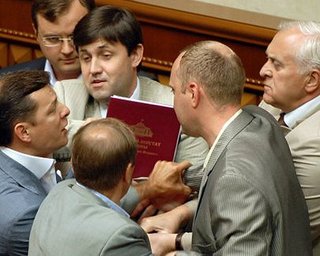 В Интернете появилось видео драки Ляшко с Царьковым