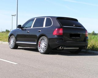 В Одессе иностранцу продали Porsche Cayenne и удостоверение следователя Генпрокуратуры