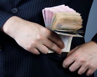 Средняя зарплата чиновников в Украине выросла за год на 60%: кто получает больше всех (инфографика)