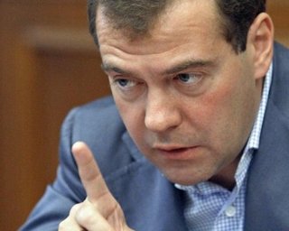 Медведев раскритиковал высказывание Путина о Ливии