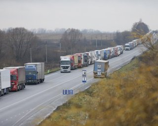 Блокировка границы: пропуск грузовиков в Словакию частично возобновили