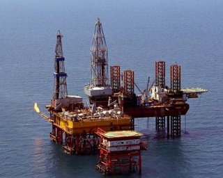 Горить за 130 км від берега: у ВМС ЗСУ пояснили, чи били ракети Х-22 РФ по "вишках Бойка"
