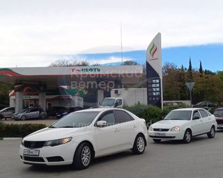 Дефицит топлива в Крыму: люди продают места в очереди на АЗС (видео)