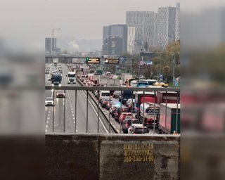 "Корки" та самокати: у Києві стався транспортний колапс через удар по мосту, — соцмережі (відео)