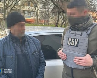 Планував переховуватись в Україні: СБУ затримала охоронця російської катівні у Херсоні