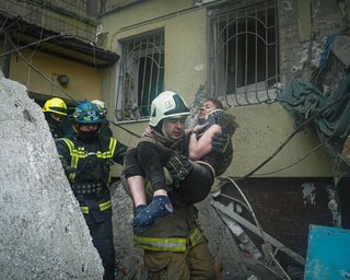 Тезка президента України врятували з-під завалів будинку в Дніпрі, її чоловіка та сина шукають (фото)