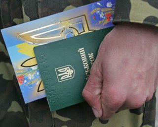 Мужчины за границей не смогут прийти в консульство без ВОД: новые правила военного учета