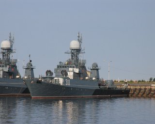 Ховають від ШІ: РФ малює вікна на бортах кораблів Балтійського флоту (фото)
