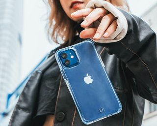 Росіяни переплачують $150 за iPhone, які завтра можуть перетворитися на "цеглу"