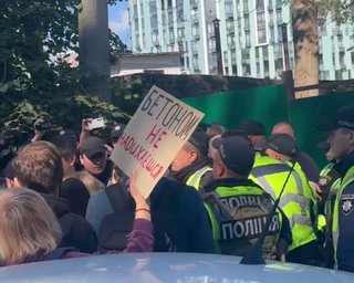 Киевляне вышли на митинги из-за строительства теплотрассы: защищают деревья и тепло в квартирах