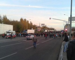 Участники беспорядков в Москве прорвались на овощебазу, к месту событий выдвигаются футбольные фанаты