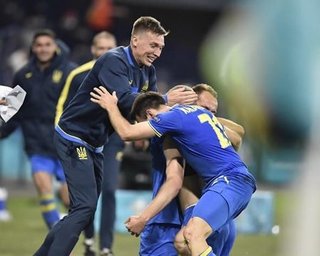 Видеоблог из раздевалки: как сборная Украины праздновала победу над Швецией с болельщиками (видео)