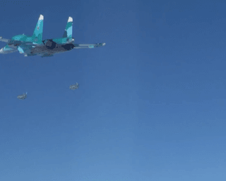 Россиянам официально показали, как бомбят из Су-34 свою же территорию (видео)