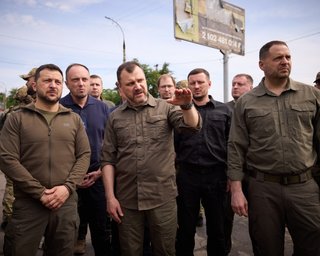 Спостерігав за евакуацією людей: Зеленський приїхав до затопленого Херсону (відео)