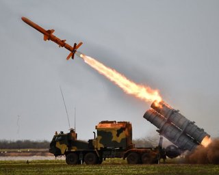 Які наслідки удару "Нептуна" по "Атлант Аеро" в Таганрозі: цех рознесло навпіл (фото)