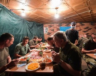 Первое, второе и компот. Зеленскому понравилось, как кормят военных в зоне ООС