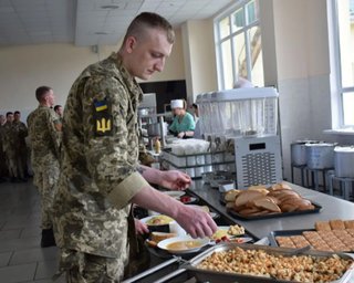 Украинцев будут кормить в ТЦК во время мобилизации: Кабмин обновил правила