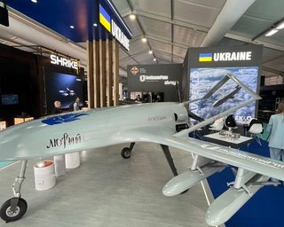 Летять на 200 км: Україна вперше показали дрон "Лютий" з чотирма ракетами (фото)