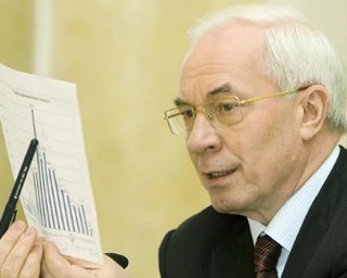 Азаров пророчит гривне стабильный курс