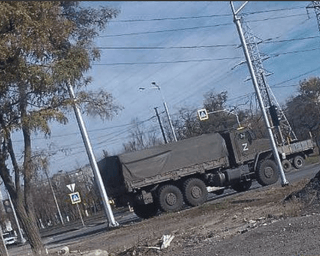 "Бійниці в парканах та РЕБ": ЗС РФ продовжують будувати військові бази в Маріуполі (фото)