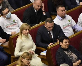 Во время выступления Зеленского футболки "Против олигархов" не надели около 30 "слуг", - источник
