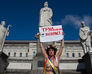 Пенсионерка из Femen появилась топлесс в центре Киева 