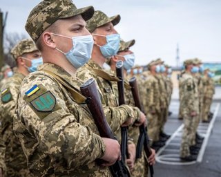 "Скасуйте сегрегацію": Зеленського просять призивати до армії не лише чоловіків