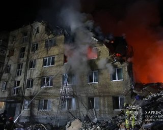 Разбомбленный подъезд, из-под завалов достают тела людей: последствия удара РФ по Харькову (видео)