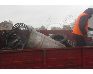 Коммунальщики убирают палаточный городок на Майдане Незалежности в Киеве