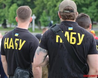 "Битва" НАБУ и СБУ: работника спецслужбы обвиняют в вымогательстве $300 тысяч