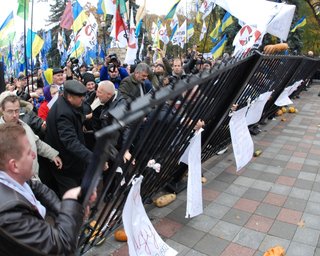 Возле Рады опять ломают забор