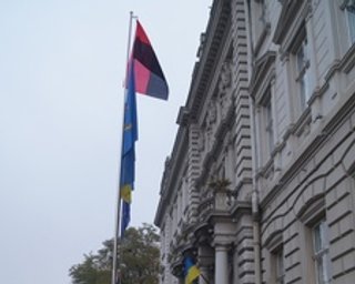 В честь годовщины УПА Львовский облсовет вывесил красно-черные флаги
