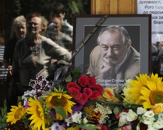 Церемонию прощания с Богданом Ступкой продлили на час