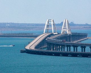 "Аварийная конструкция": после атак РФ не использует Крымский мост для логистики, Малюк раскрыл детали операций