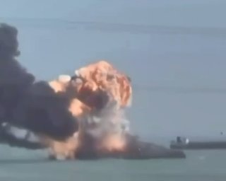 США атаковали и подожгли три иранских корабля в Персидском заливе (видео)