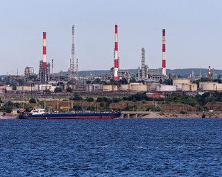 Повредили главную установку ЭЛОУ АВТ-6: появились спутниковые снимки Саратовского НПЗ в РФ
