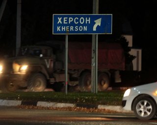 Бои за Херсон. Россияне вывозят памятники, батареи, заводы и готовятся к обороне