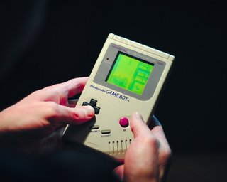 У Росії перейшли на тамагочі, тетріс і приставки Sega: грати нема в що і нема на чому