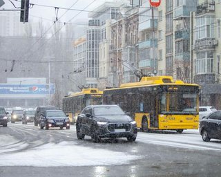 Снегопад в Киеве: общественный транспорт выбился из графика