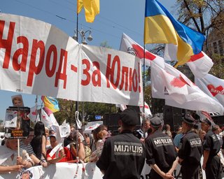 В Киеве акция в поддержку Тимошенко собрала около 300 человек