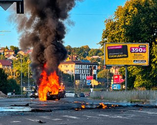 Обломки вражеских дронов нанесли ущерб по всему Киеву: горят машины и разрушен детский сад