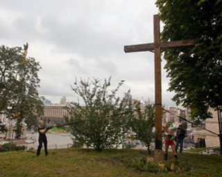Против активисток FEMEN, спиливших крест, возбуждено уголовное дело