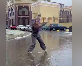 Одесситка на коньках устроила танцы на обледеневшей дороге (видео)