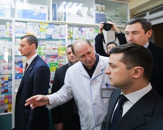 "Под угрозой увольнения 50 тыс. врачей". Зеленский раскритиковал второй этап медреформы