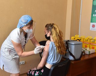 Минздрав Украины может одобрить вакцинацию детей препаратом Pfizer, - иммунолог